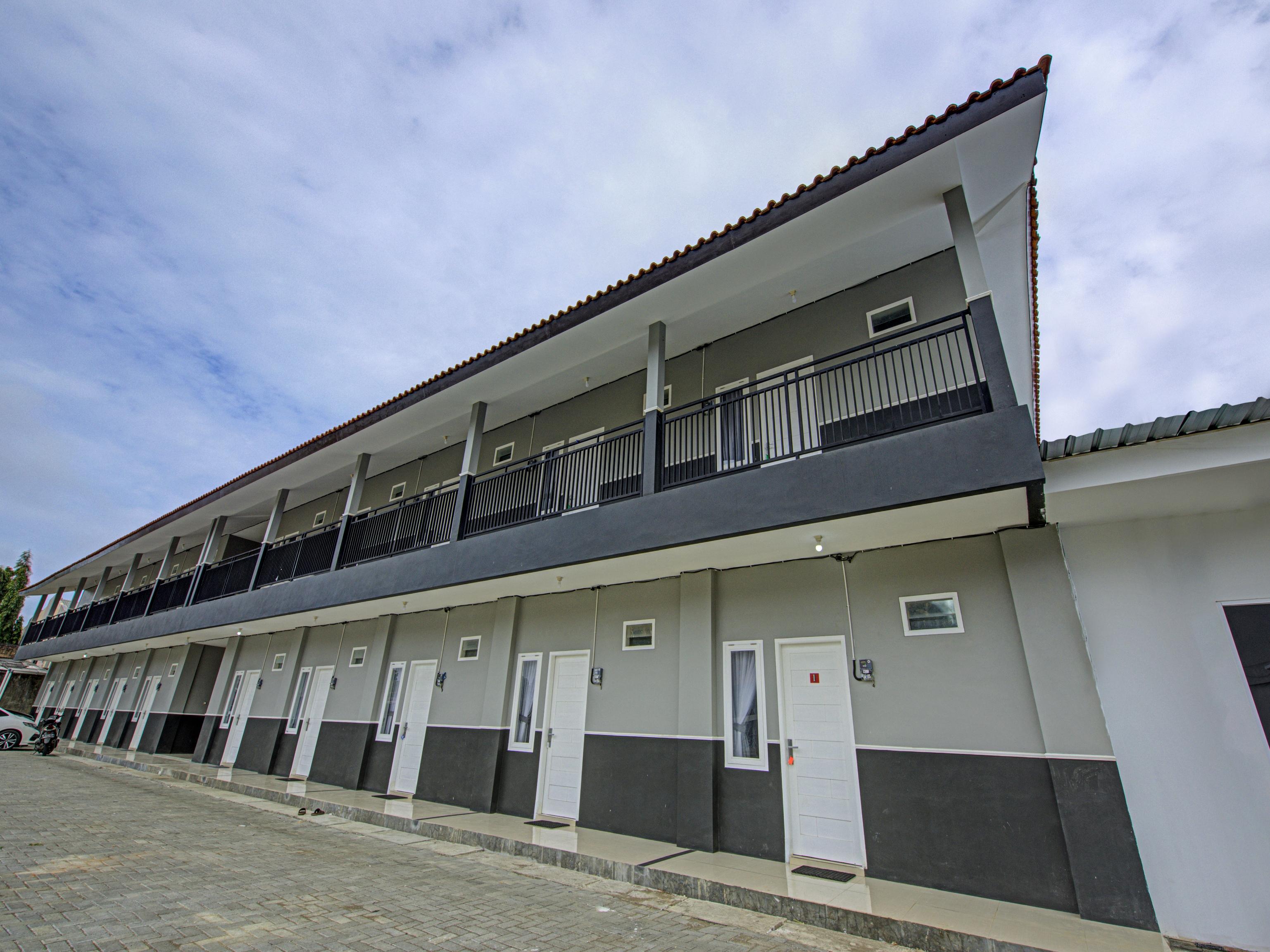Oyo 3841 Wisma 25 Cilacap Exterior photo